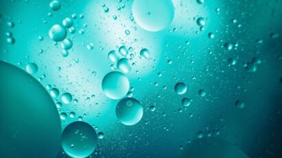oil-with-bubbles-on-on-dark-blue-background-abstr-2025-03-10-03-54-23-utc (1)-min